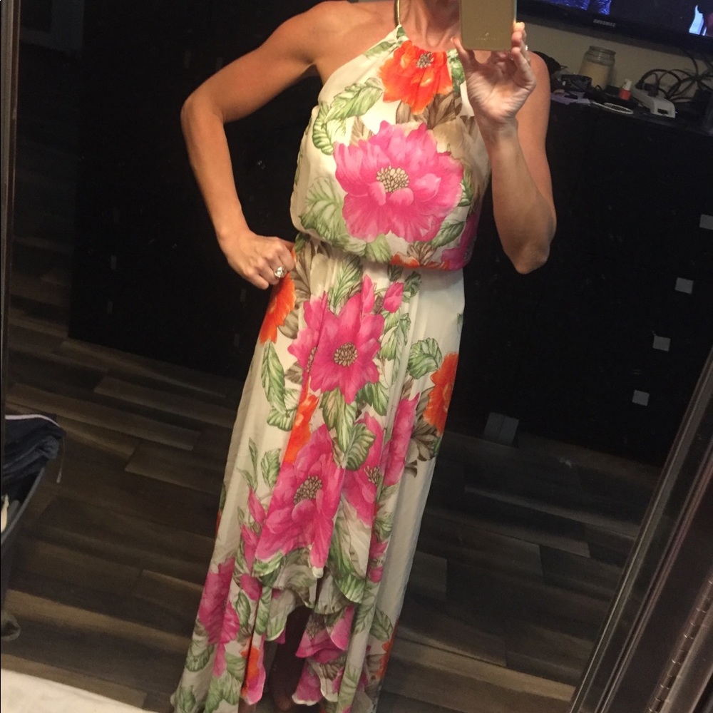 Beautiful blousy maxi-dress with choker